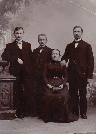 karl-drerup-eugen-koester-family-1904.jpg